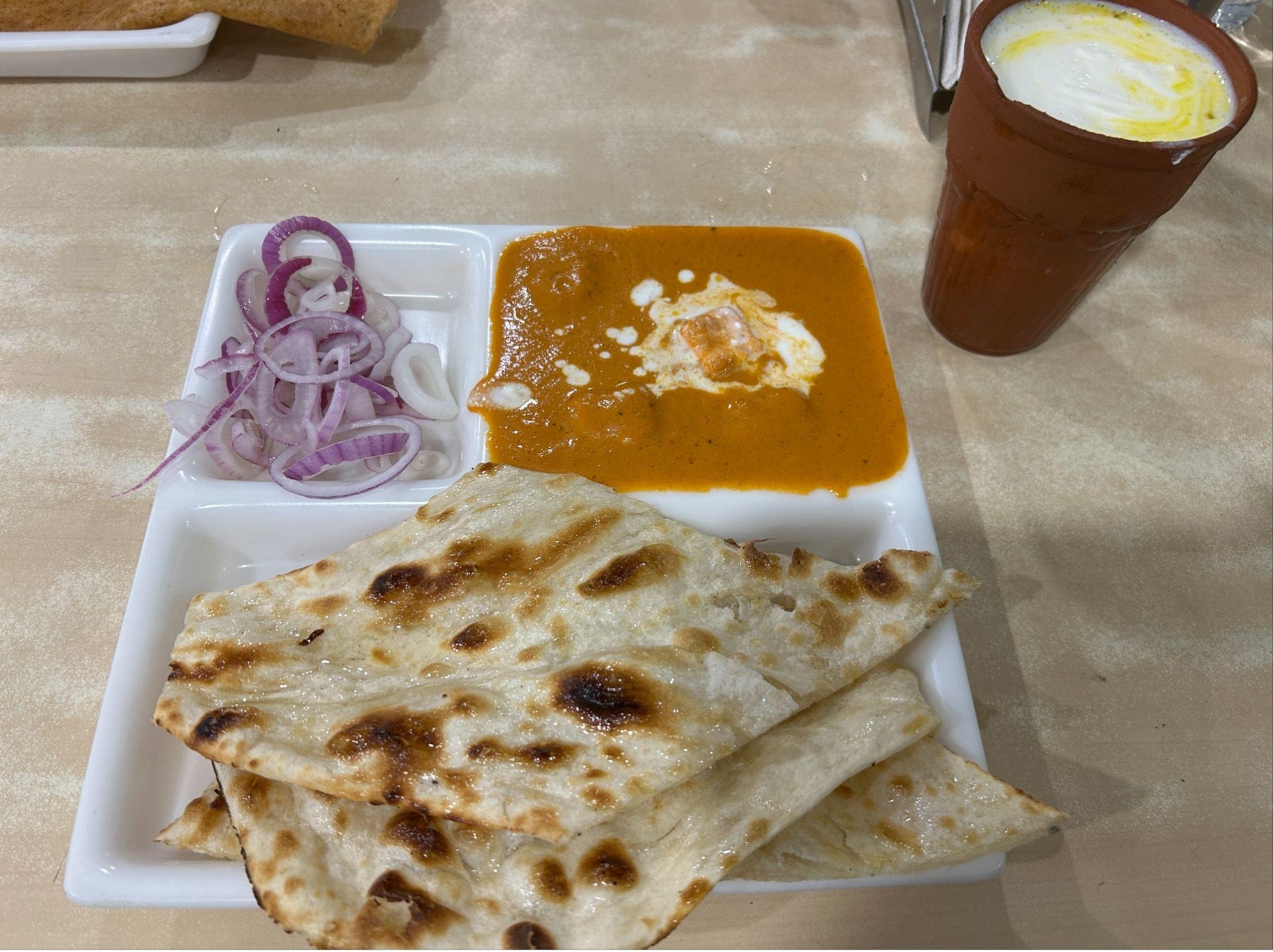 インドのリシケシのカレーとナン