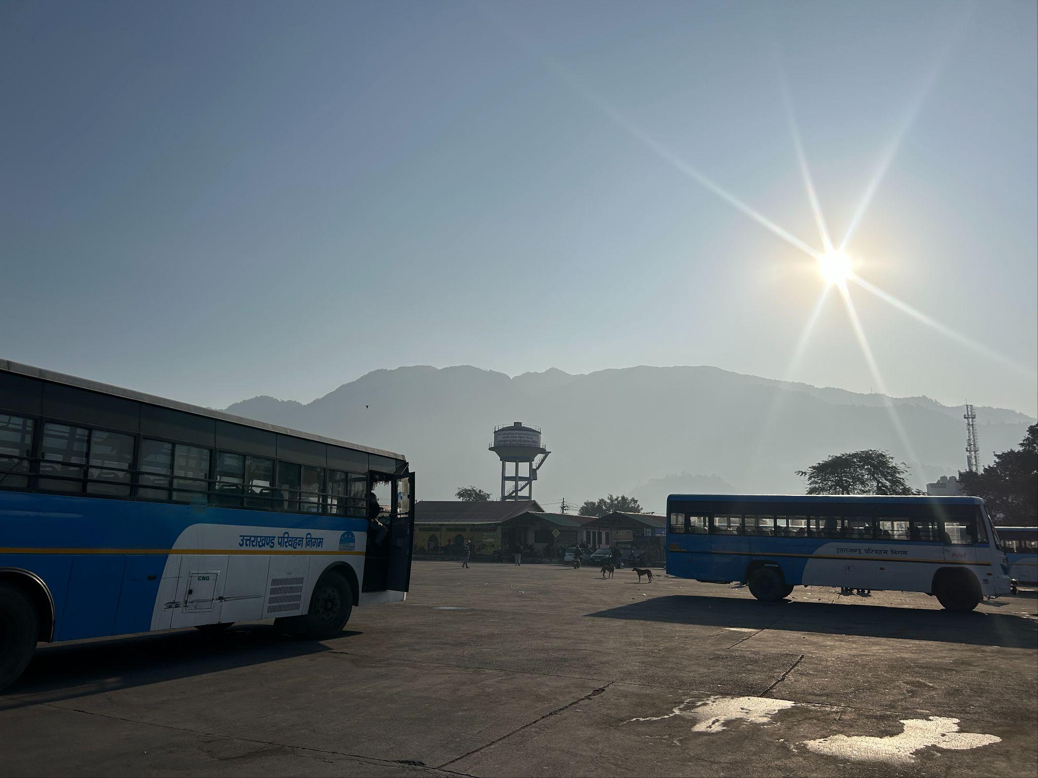 インドのリシケシのバス