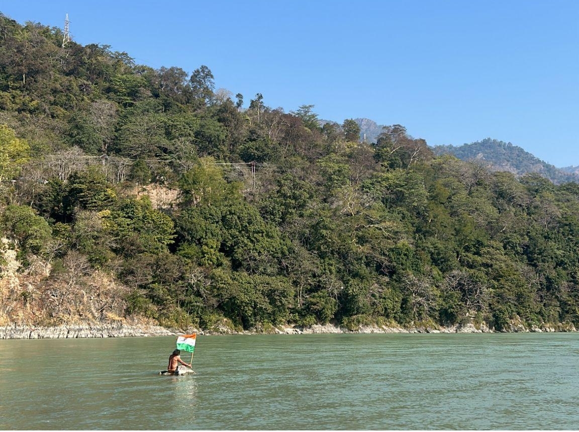 インドのリシケシの岩に座るインド人