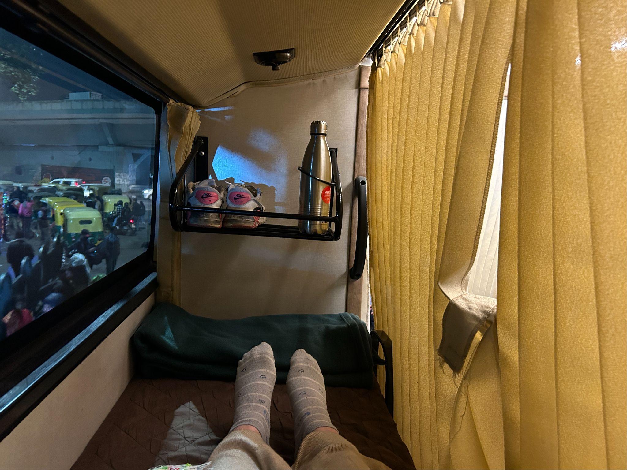 インドの深夜バスのベッド