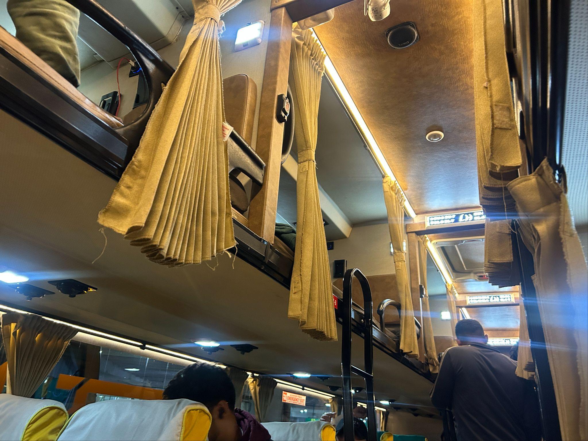 インドの深夜バスの座席配置