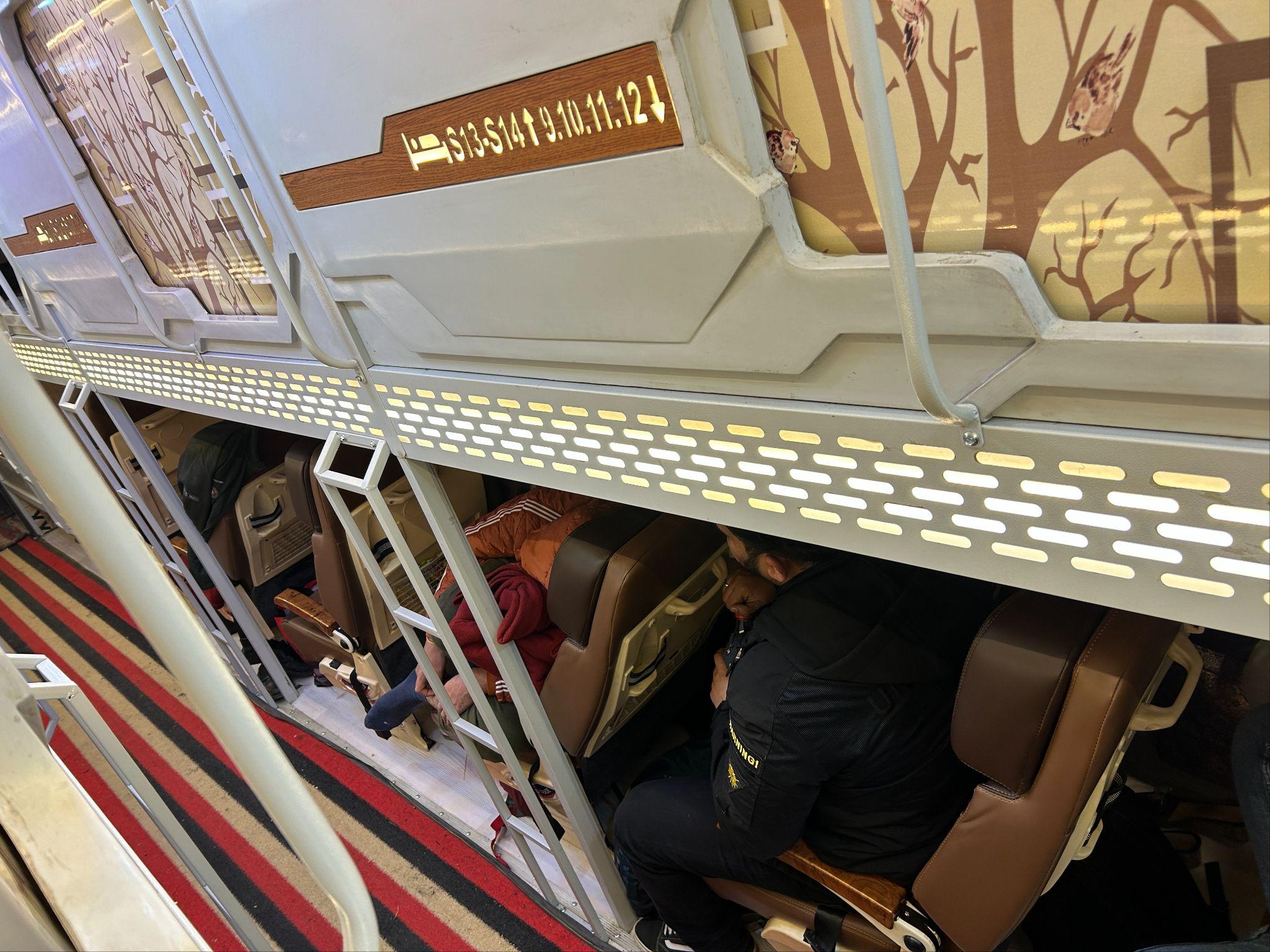 インドの部屋になっている深夜バス