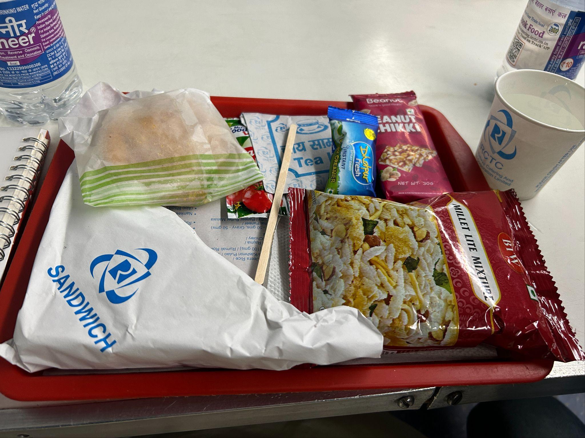 インドの電車のチャイセットとサンドウィッチ