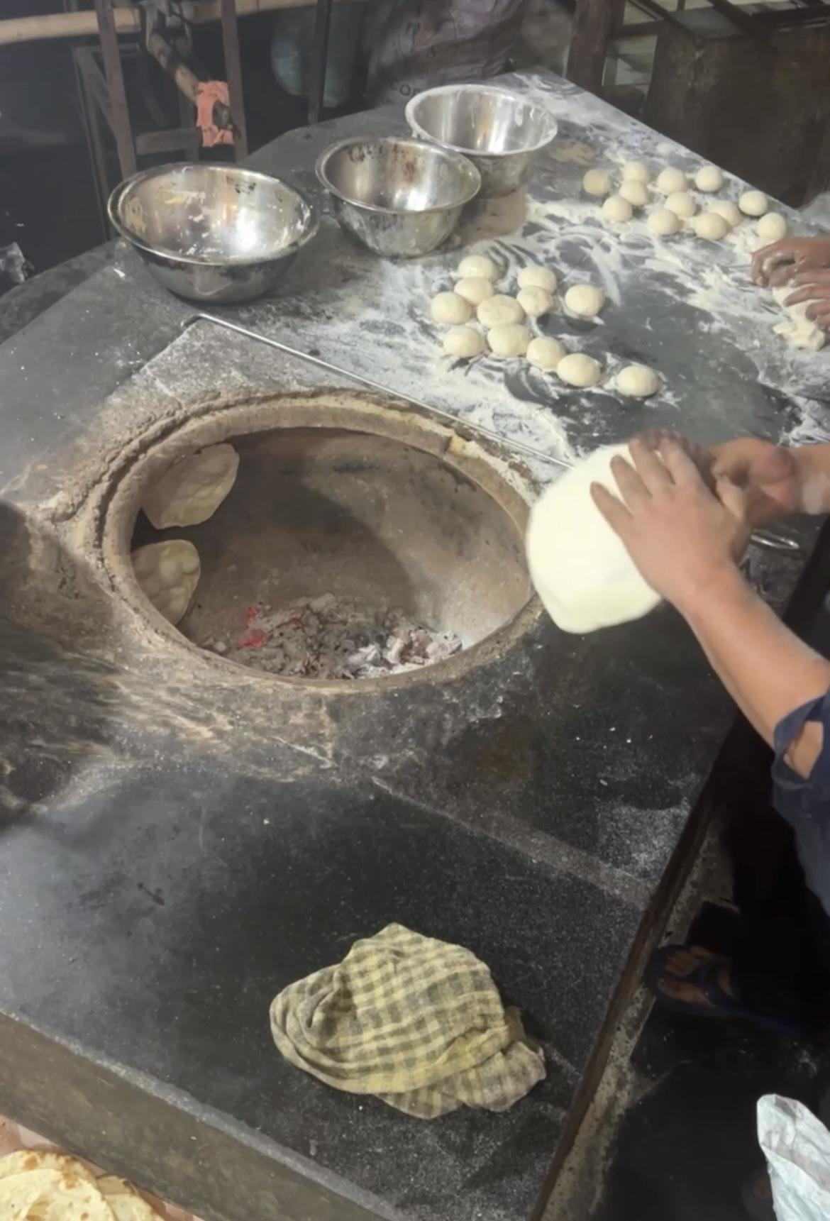 タンドゥールでロティを焼く様子