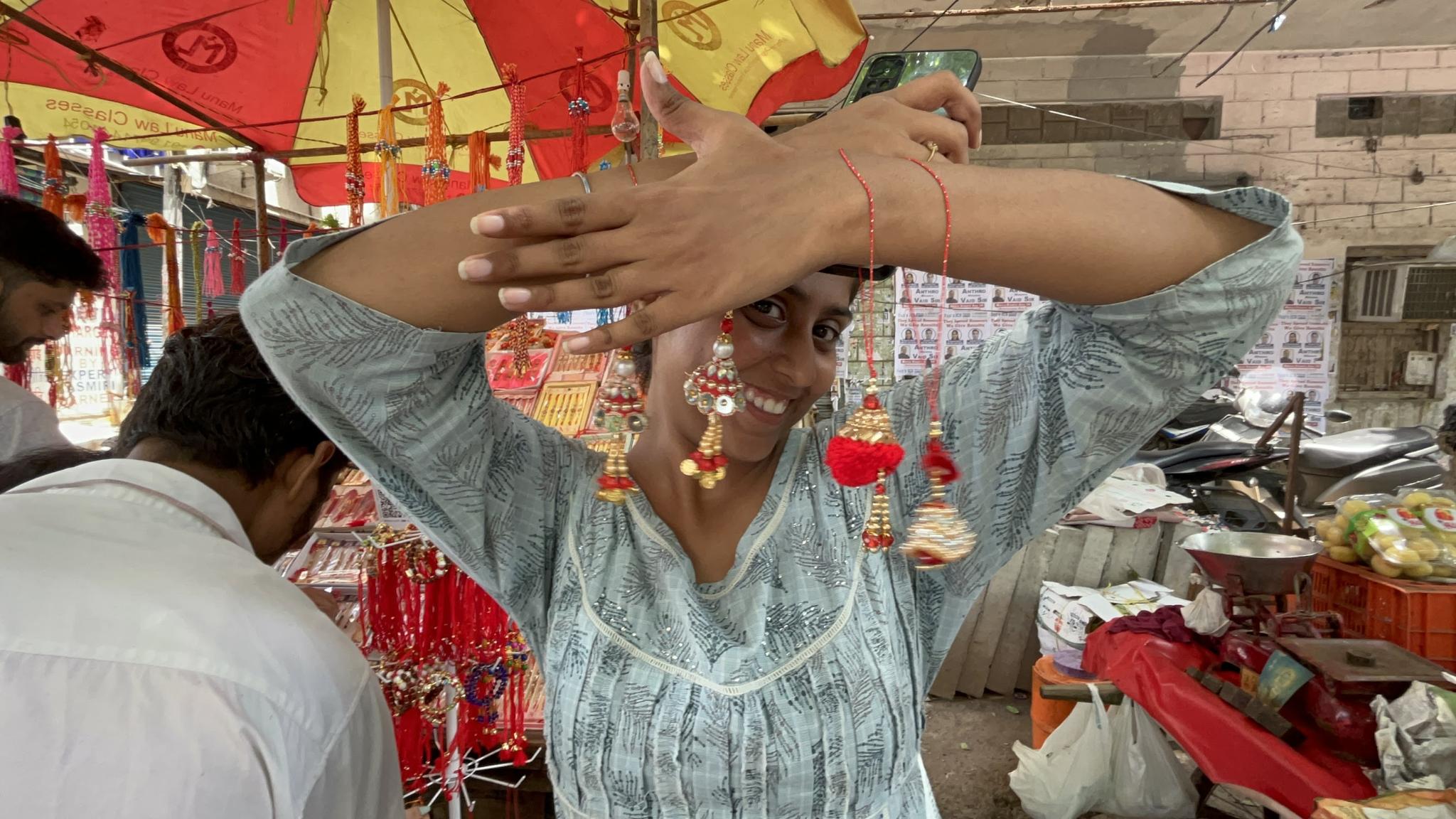 女性用ラーキーを身につけるインド人女性社員