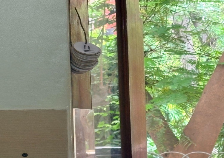 新旧の農業技術が共存する農村風景